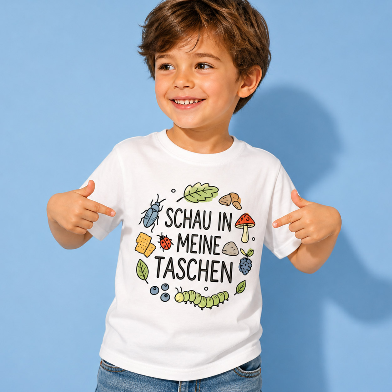 Kinder T-Shirt bedrucken – Junge in weissem Shirt mit Spruch 'Checke meine Taschen' und Naturmotiven
