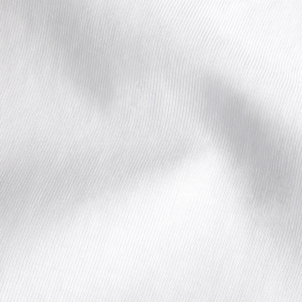 Detailaufnahme der Bio-Baumwolle mit 200 g/m² und Druckknöpfen am Kragen