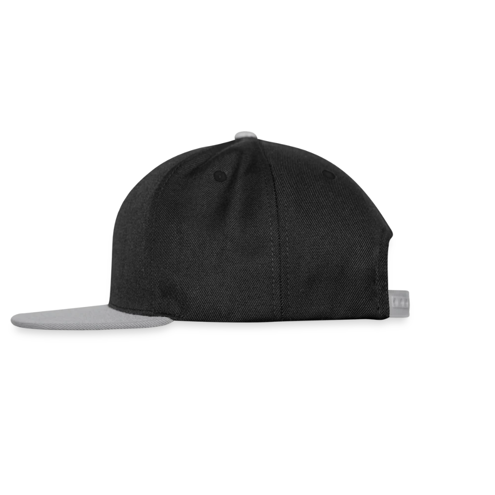Snapback Cap von der linken Seite mit grün abgesetzter Schirmunterseite