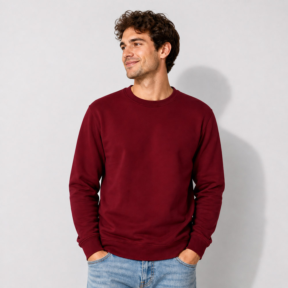 Mann trägt bordeauxrotes Männer Sweatshirt mit Rundhalsausschnitt