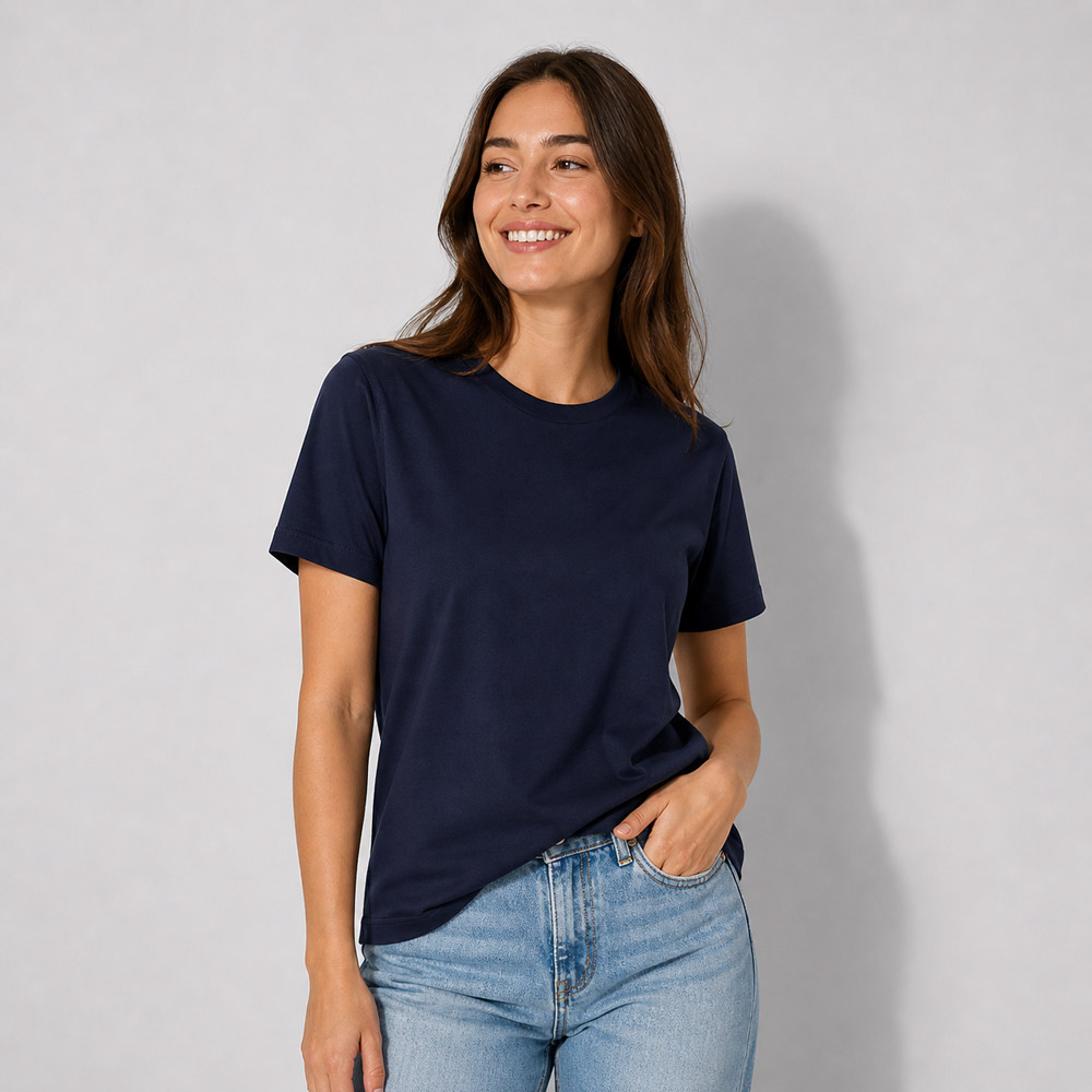 Frau trägt navyblaues Stanley/Stella Bio-T-Shirt mit Rundhalsausschnitt