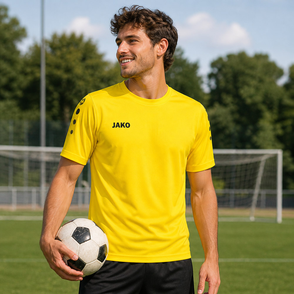 JAKO Team Trikot in Gelb für Herren, getragen auf Fussballplatz