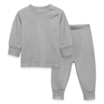 Baby Schlafanzug Vorderseite mit Rundhalsausschnitt und Druckknöpfen