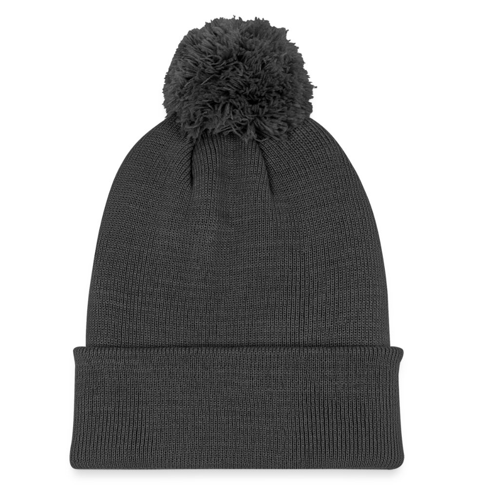 Strickmütze mit Bommel von vorne, doppellagiger Strick mit farblich passendem Bommel